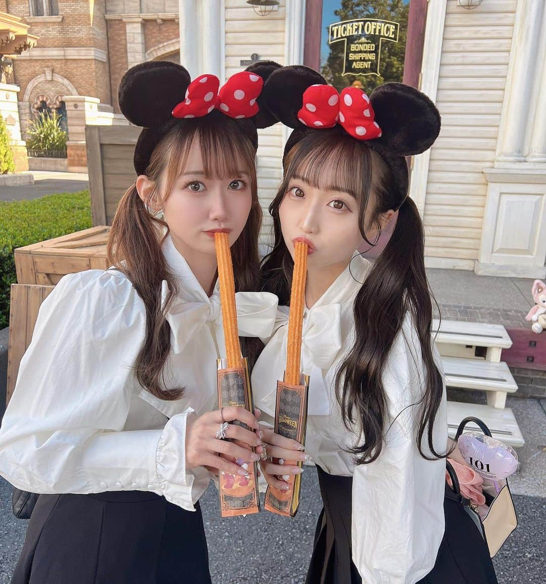 服部有菜のインスタグラム：「. まりちゃんと中学生ぶりのディズニーシー🏰🤍 沢山食べて待ち時間も笑ってお揃い着てまだまだ私たち若いなあと思いました() 意外と中学生の頃から何も変わってない気もする👶🏻笑 . . #ディズニー #ディズニーシー #disney #disneysea」