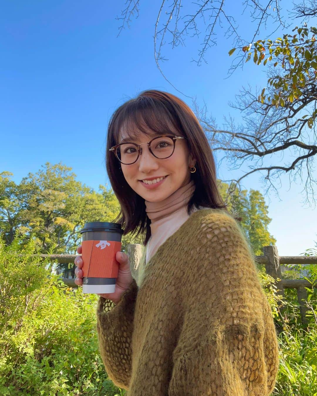 松村未央のインスタグラム：「🌳🌳🌳 秋の過ごしやすい陽気が好き☀️  #秋晴れ #☕️」