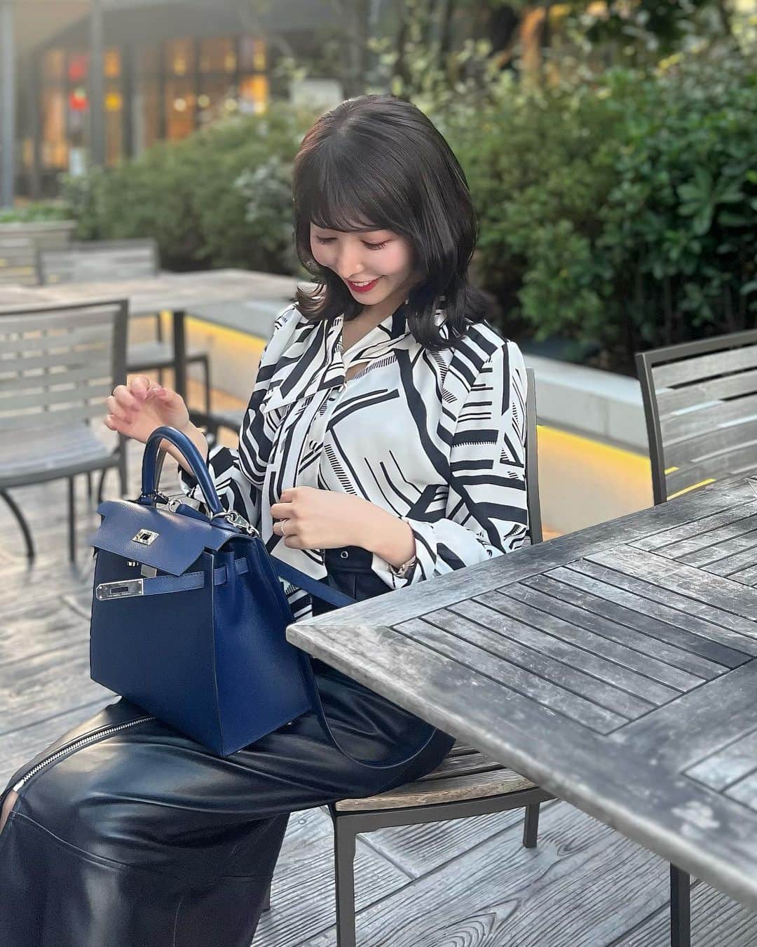 三好ユウさんのインスタグラム写真 - (三好ユウInstagram)「まだまだ暖かいのでPINKY&DIANNE @pinkyanddianne_official の展示会で入手したブラウスが重宝✌️ ⁡ ⁡ ドレープ素材に大ぶりのボウタイと襟元の変形が綺麗で 配色は落ち着いてるのに着ると華やかになります😆 ⁡  コンサバが好きだった大学生の頃から ずっと着ているブランドですが 最近さらに華やかな色味や凝ったデザインも増えてすき…！ スカートはだいぶ前のものです👗 ⁡ ⁡ ⁡  #アラフォーファッション#ブルベ冬#クリアウインター#骨格ウェーブ#顔タイプアクティブキュート#顔タイプエレガント#アラフォーコーデ#秋コーデ #女子会ファッション#ootd #pinkyanddianne #粉我#패션코디#PR」10月26日 12時29分 - yuu_5240