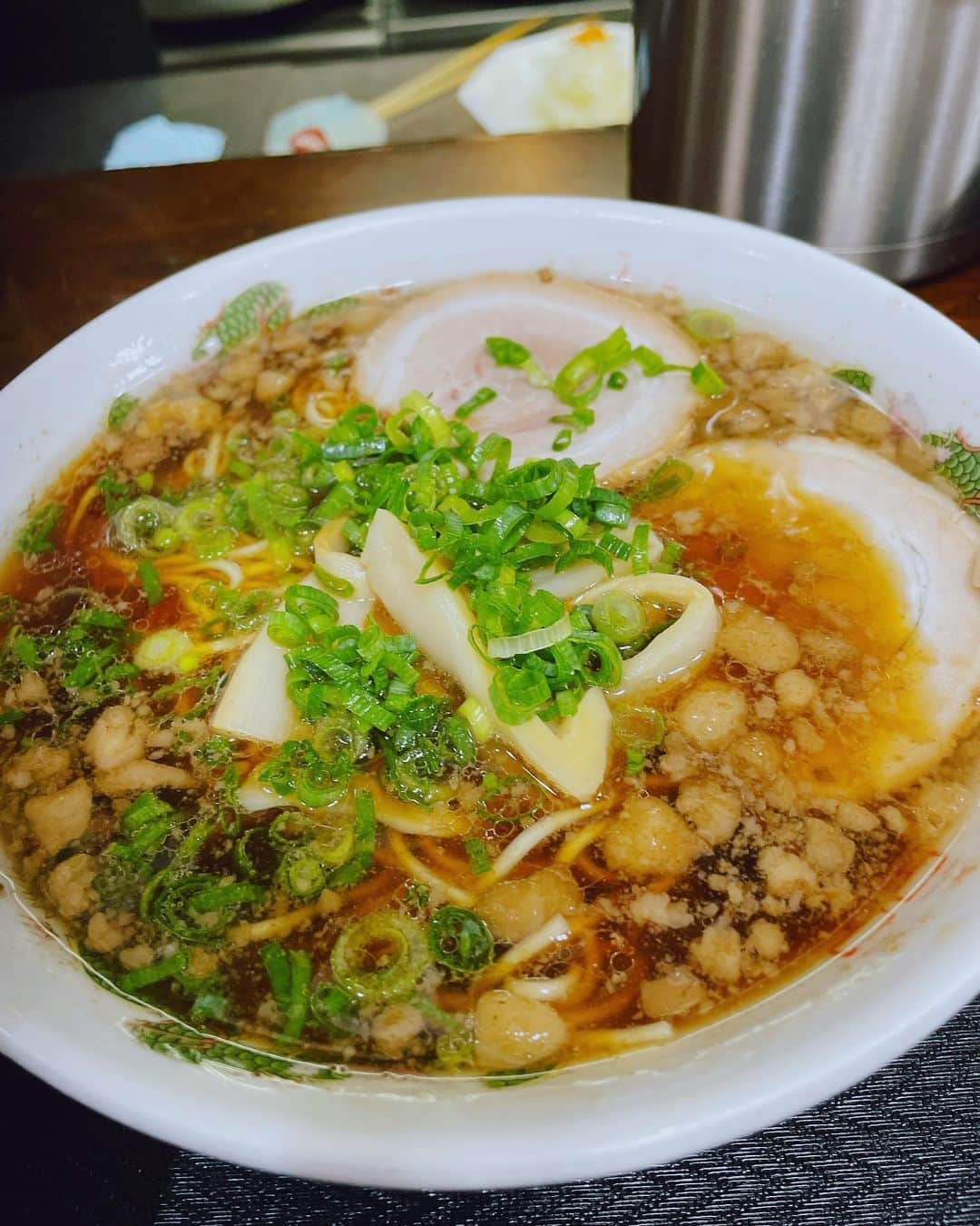 向清太朗のインスタグラム：「餃餃餃〜！ こちら地元福山に戻った時の尾道ラーメンの名店一丁さんから揚げ餃子だ餃〜！ この黄金色の揚げ餃子が不味いわけない！ 実食！ ほら！めちゃくちゃ美味しいやん！ ラーメンの邪魔もせず、それなのにしっかりとした感じの味は永遠食べられるやつです！ 一丁のラーメンは最高過ぎるけど、一つアクセントつけるなら是非是非ー！  #餃子 #揚げ餃子 #尾道ラーメン一丁 #尾道ラーメン #餃子君 #お母さんと食べにきた #お母さんも喜んでいた #お母さんはラーメン食べるのが好き #一番好きなラーメン何と聞いたら #うどんと答えた #可愛すぎか #天津向 #川島ねごと #餃餃餃」