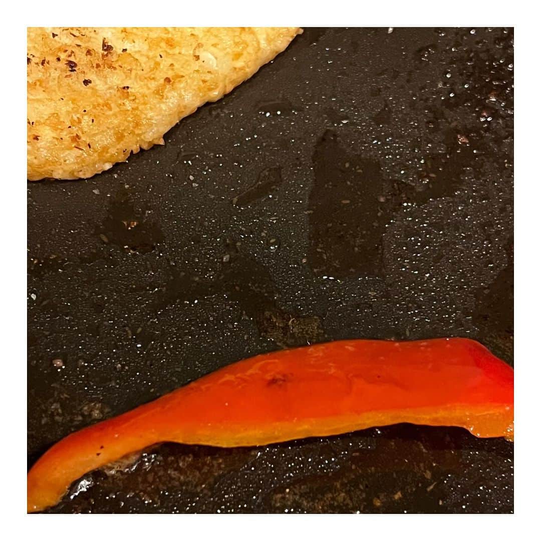 藤田大介さんのインスタグラム写真 - (藤田大介Instagram)「2023.10.26 秋鮭が美味しい季節になりました。サーモンをムニエルにしてパン粉焼き。 2枚目ーサクッと揚げ焼きにしました。使ったのはオリーブオイル。体にも良いものをたっぷりと。 3枚目ータルタルソースも丹念にこしらえて。ピクルス入り。 4枚目ー添え物に赤パプリカとハッシュドポテト。  #サーモンパン粉焼き #ゆかりご飯 #味付けたまご #シシトウ焼き #ハッシュドポテト #赤パプリカ #大学いも  #子供駅弁 #弁当記録 #パパが作る⠀ #小学生 #15分制作 #時短弁当⠀ #bento #lunchbox⠀ #サーモン ⠀ #日本テレビ #アナウンサー⠀ #藤田大介」10月26日 12時44分 - fujita.daisuke_ntv