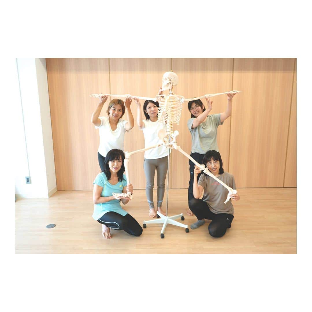 JOT AROMAさんのインスタグラム写真 - (JOT AROMAInstagram)「【☆Pick Up Yoga☆】 実技授業は3ヶ月で一巡しますが その3ヶ月間はとっても濃い時間に。 体のこと、考え方、伝えること… 沢山のことを感じ考える期間だったと思います。 実りある時間となっていたら嬉しく思います♩ そんな3ヶ月を終えた皆さんと 先生からいただいたコメントです(^^)  . ♡Michiru先生♡ 3ヶ月間、お疲れ様でした！ 「それぞれの個性、持ち味を潰さずに活かす！」 初めは真似っこで行うことが多いロープレも、 みなさん自分の言葉でヨガを伝えることができ、 仲間へのフィードバックも愛のある言葉で 伝えることができるクラスでした。 これはご自身がレッスンを開催したときに 生徒さんへのお声かけなどにとても役に立ちます。  回を重ねるごとにレベルアップされ、 沢山練習されてきた事が試験で出ていたと思います◡̈⃝  そして再受講の方も沢山来てくれて 賑やかなタームとなりました🎵 再受講でお会い出来るのは、 講師にとってとても嬉しい事と同時に、 再受講生の方にとってはより学びが深まります！  これからもヨガを生活に取り入れて みなさんの人生が豊かなものになりますように☆ 3ヶ月間お疲れ様でした！ ありがとうございました。  #ヨガインストラクター養成コース #試験おつかれ様でした #講師スタッフ一同これからも応援しております ❁ ❁ 。。。総合学園JOTアカデミー。。。 〒530-0001  大阪府大阪市北区梅田2-5-8  千代田ビル西別館7階 ❁ #総合学園JOTアカデミー #JOTヨガピラティスカレッジ #jotヨガピラティスカレッジ #大阪#梅田 #yoga#pilates #ヨガスクール#ピラティススクール #メディカルヨガ #メディカルピラティス#アロマ #解剖学#ヨガ資格#ピラティス資格 #ヨガインストラクター #ピラティスインストラクター」10月26日 12時44分 - jot_school