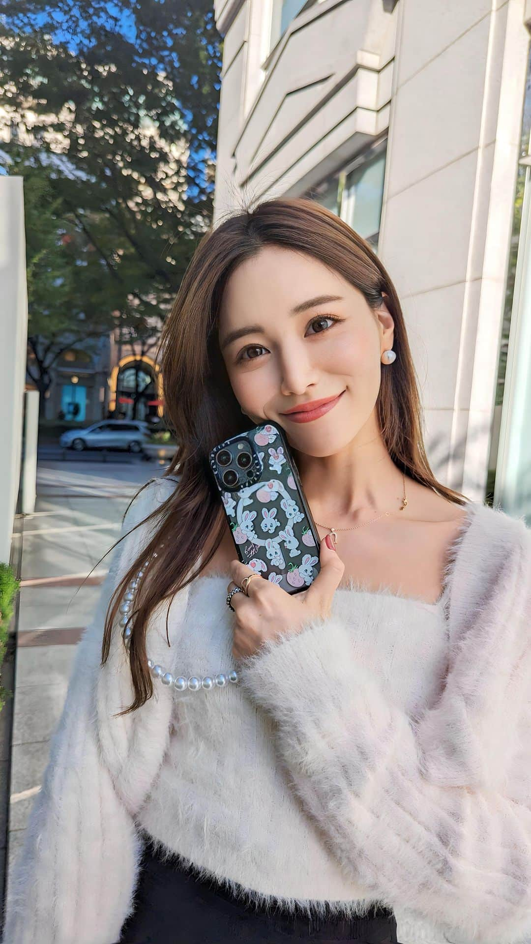 石井里奈のインスタグラム：「iphone15proに携帯を変えたので、スマホコースも @casetify_jp で新しく新調しました🥹💓 . アクティブ用と日常使い用で２つ💛 どちらの組み合わせもお気に入り❣️たくさん種類あるから悩んだよ🥹🥹 . ①インパクトケース×パールチェーン 日常的なプロテクションに最適なケース。1000万個以上の販売実績👏さらにスリムになって軽量化されたから使いやすくなったよ♥️ うさぎイラストとパールチェーンで女の子らしく🐰💕 . ②バウンスケース×ブラックストラップ 最も保護力が高いケース❣️自転車に乗る時やスポーツする時でも安心して使える🥰名前もイニシャルカスタマイズできたよ✌️✨ストラップもおしゃれでかわいいでしょ☺️ . 10RINAMARUで10%オフで購入出来るのでこの機会にぜひ！ お揃いにしましょ♥ . #casetify #casetifypartner #iphone15 #iphone15pro #iphoneケース #スマホケース #スマホ #スマホストラップ #コーディネート #コーデ #アクティブコーデ #秋服コーデ」