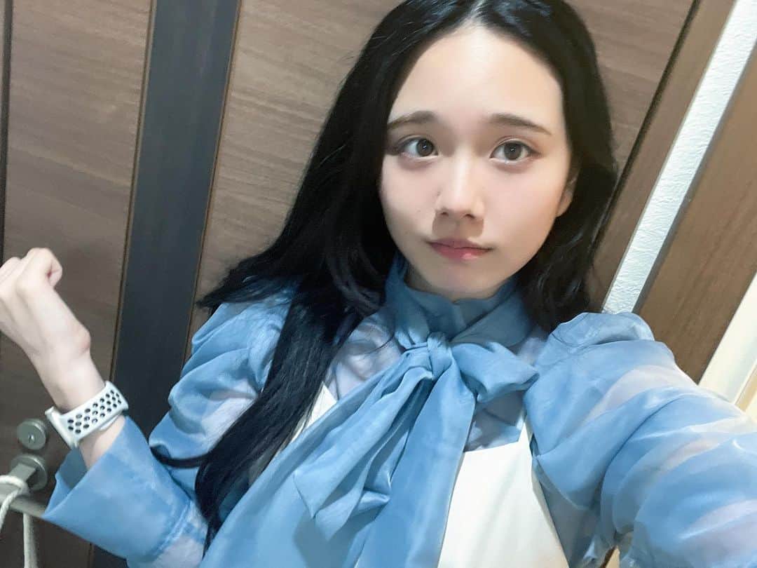 のインスタグラム：「ファンの方から頂いた、服を着ました〜 季節が合わず去年から着れなかったのですが やっと着れました〜！ 全身が撮れなかったのが残念ですが 素敵なお洋服でした！」