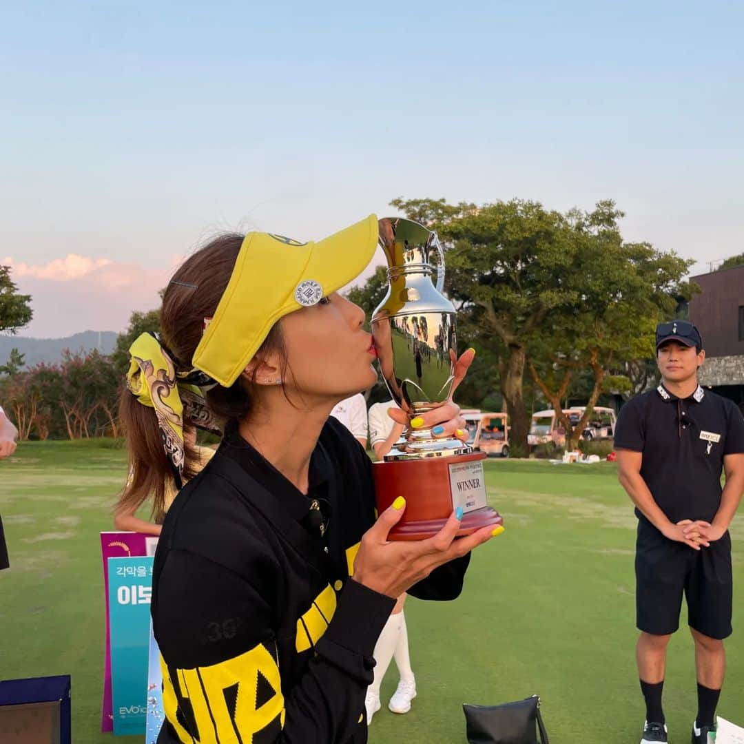 ハン・イェウォンのインスタグラム：「나도 우승트로피에 뽀뽀 사진 생겼다!!😍 평소 인스타로 훔쳐보고 멋지다 생각했던 친구들과 함께해서 긴장되면서도 즐거웠다! 이번엔 겨우 우승해서 다행이지만 다음엔 나도 모르겠다 ㅋㅋㅋㅋㅋ (다들 너무 잘해🥲 )  대회 전날밤에도 목포에서 짬 갈치낚시를 하였고 끝나고도 쭈꾸미와 갑오징어낚시를 하였다고 한다  체력이 좋은건지 안좋은건지 알수가 없다🤣  #변기수골프tv#nk365#여자골프빅리그 #해남파인비치cc #골프스타그램#골프대회 #유타골프」