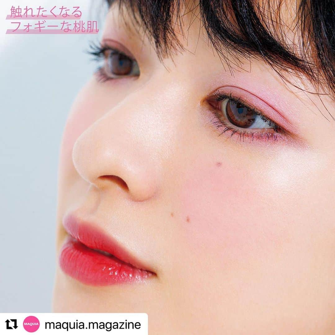 千吉良恵子さんのインスタグラム写真 - (千吉良恵子Instagram)「#Repost @maquia.magazine with @use.repost ・・・ 美容のプロ&マニアに聞く❣️陰影でパーツを際立たせる「しっとりメイク」💄  千吉良恵子の新・うっとり論✨ 「フォギー×透明感でつくる、王道のあどけなFACE」  -USE IT- A：スキンケア成分を約30%も配合し、しっとりなめらかな肌に。アプソリュ エッセンス イン パウダー 01 ￥15400／ランコム B：リングライト級に光を反射し、くすみのないツヤ肌を叶える。アルビオン スタジオ リングライト エフェクター SPF20・PA++ 30ml ￥3850／アルビオン C：コクのあるツヤが肌にフィット。ザ ファンデーション SPF25〜30・PA++〜+++（色によって異なる） 全24色 30g 各￥14300／SUQQU D：シームレスな輝きが肌と同化する。スキン グロウ ブラッシュ 01 ￥3300／スナイデル ビューティ E：大粒のピンク&パープルパールがまぶたのくすみを一掃。ブルームクチュール アイズ　ジュエルドブーケ 02 ￥6380／ジルスチュアート　ビューティ F：肌のpHと水分量に反応し、オリジナルの発色に。ロージー グロウ 001 ￥5940／パルファン・クリスチャン・ディオール G：リップケアとメイク効果をひと塗りで叶える。アフターグロー センシュアルシャイン リップスティック 222 ￥4400／NARS JAPAN  -HOW TO- ■BASEMAKE 肌全体にBをなじませ、Cを顔の内側から外側に向けて伸ばす。Aをパフに含ませたら手の甲で量を調整し、肌に薄いヴェールをかけるように均一に広げる。鼻の付け根と鼻先、頬骨の外側にDのハイライトをオン。 ■EYE アイホールにEaを広げたら、二重幅にEbをのせて目尻側1/3にEcを重ねる。下まぶたのキワにEaを伸ばしたら、目尻側1/3にEd、Ecの順に重ねる。 ■CHEEK Fをブラシに含ませたら、頬の中央に縦長の楕円を描くように大きく広げる。 ■LIP Gをブラシに取り、唇の内側から外側に向けて塗ったら一度ティッシュオフを。さらに唇の中央にポンポンと直塗りし、指でムラをなじませる。  🙋‍♀️「もっと詳しく知りたい!!」という方はMAQUIA11月号＆マキアオンラインをチェックしてみて💡  #千吉良恵子 #ランコム #アルビオン #SUQQU #スナイデル #ジルスチュアート #ディオール #NARS #コスメ #新作コスメ #マキア #maquia   📚MAQUIA11月号「人気アーティストの「うっとり」メイク」より」10月26日 12時40分 - chigirakeiko