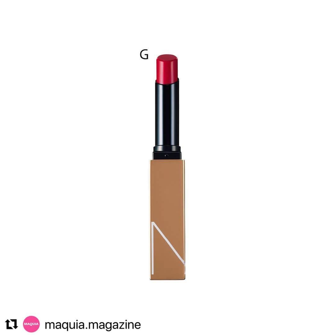 千吉良恵子さんのインスタグラム写真 - (千吉良恵子Instagram)「#Repost @maquia.magazine with @use.repost ・・・ 美容のプロ&マニアに聞く❣️陰影でパーツを際立たせる「しっとりメイク」💄  千吉良恵子の新・うっとり論✨ 「フォギー×透明感でつくる、王道のあどけなFACE」  -USE IT- A：スキンケア成分を約30%も配合し、しっとりなめらかな肌に。アプソリュ エッセンス イン パウダー 01 ￥15400／ランコム B：リングライト級に光を反射し、くすみのないツヤ肌を叶える。アルビオン スタジオ リングライト エフェクター SPF20・PA++ 30ml ￥3850／アルビオン C：コクのあるツヤが肌にフィット。ザ ファンデーション SPF25〜30・PA++〜+++（色によって異なる） 全24色 30g 各￥14300／SUQQU D：シームレスな輝きが肌と同化する。スキン グロウ ブラッシュ 01 ￥3300／スナイデル ビューティ E：大粒のピンク&パープルパールがまぶたのくすみを一掃。ブルームクチュール アイズ　ジュエルドブーケ 02 ￥6380／ジルスチュアート　ビューティ F：肌のpHと水分量に反応し、オリジナルの発色に。ロージー グロウ 001 ￥5940／パルファン・クリスチャン・ディオール G：リップケアとメイク効果をひと塗りで叶える。アフターグロー センシュアルシャイン リップスティック 222 ￥4400／NARS JAPAN  -HOW TO- ■BASEMAKE 肌全体にBをなじませ、Cを顔の内側から外側に向けて伸ばす。Aをパフに含ませたら手の甲で量を調整し、肌に薄いヴェールをかけるように均一に広げる。鼻の付け根と鼻先、頬骨の外側にDのハイライトをオン。 ■EYE アイホールにEaを広げたら、二重幅にEbをのせて目尻側1/3にEcを重ねる。下まぶたのキワにEaを伸ばしたら、目尻側1/3にEd、Ecの順に重ねる。 ■CHEEK Fをブラシに含ませたら、頬の中央に縦長の楕円を描くように大きく広げる。 ■LIP Gをブラシに取り、唇の内側から外側に向けて塗ったら一度ティッシュオフを。さらに唇の中央にポンポンと直塗りし、指でムラをなじませる。  🙋‍♀️「もっと詳しく知りたい!!」という方はMAQUIA11月号＆マキアオンラインをチェックしてみて💡  #千吉良恵子 #ランコム #アルビオン #SUQQU #スナイデル #ジルスチュアート #ディオール #NARS #コスメ #新作コスメ #マキア #maquia   📚MAQUIA11月号「人気アーティストの「うっとり」メイク」より」10月26日 12時40分 - chigirakeiko