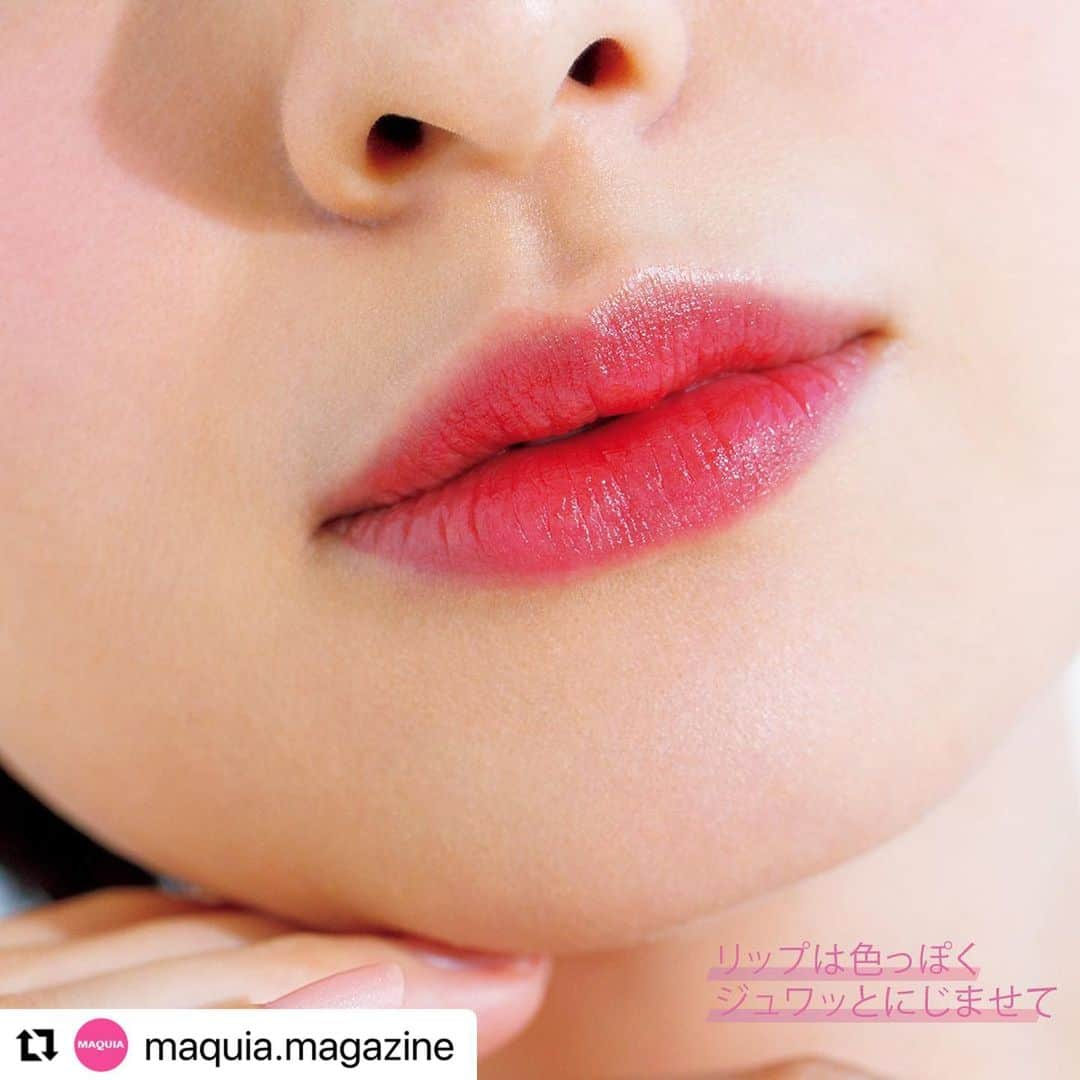 千吉良恵子さんのインスタグラム写真 - (千吉良恵子Instagram)「#Repost @maquia.magazine with @use.repost ・・・ 美容のプロ&マニアに聞く❣️陰影でパーツを際立たせる「しっとりメイク」💄  千吉良恵子の新・うっとり論✨ 「フォギー×透明感でつくる、王道のあどけなFACE」  -USE IT- A：スキンケア成分を約30%も配合し、しっとりなめらかな肌に。アプソリュ エッセンス イン パウダー 01 ￥15400／ランコム B：リングライト級に光を反射し、くすみのないツヤ肌を叶える。アルビオン スタジオ リングライト エフェクター SPF20・PA++ 30ml ￥3850／アルビオン C：コクのあるツヤが肌にフィット。ザ ファンデーション SPF25〜30・PA++〜+++（色によって異なる） 全24色 30g 各￥14300／SUQQU D：シームレスな輝きが肌と同化する。スキン グロウ ブラッシュ 01 ￥3300／スナイデル ビューティ E：大粒のピンク&パープルパールがまぶたのくすみを一掃。ブルームクチュール アイズ　ジュエルドブーケ 02 ￥6380／ジルスチュアート　ビューティ F：肌のpHと水分量に反応し、オリジナルの発色に。ロージー グロウ 001 ￥5940／パルファン・クリスチャン・ディオール G：リップケアとメイク効果をひと塗りで叶える。アフターグロー センシュアルシャイン リップスティック 222 ￥4400／NARS JAPAN  -HOW TO- ■BASEMAKE 肌全体にBをなじませ、Cを顔の内側から外側に向けて伸ばす。Aをパフに含ませたら手の甲で量を調整し、肌に薄いヴェールをかけるように均一に広げる。鼻の付け根と鼻先、頬骨の外側にDのハイライトをオン。 ■EYE アイホールにEaを広げたら、二重幅にEbをのせて目尻側1/3にEcを重ねる。下まぶたのキワにEaを伸ばしたら、目尻側1/3にEd、Ecの順に重ねる。 ■CHEEK Fをブラシに含ませたら、頬の中央に縦長の楕円を描くように大きく広げる。 ■LIP Gをブラシに取り、唇の内側から外側に向けて塗ったら一度ティッシュオフを。さらに唇の中央にポンポンと直塗りし、指でムラをなじませる。  🙋‍♀️「もっと詳しく知りたい!!」という方はMAQUIA11月号＆マキアオンラインをチェックしてみて💡  #千吉良恵子 #ランコム #アルビオン #SUQQU #スナイデル #ジルスチュアート #ディオール #NARS #コスメ #新作コスメ #マキア #maquia   📚MAQUIA11月号「人気アーティストの「うっとり」メイク」より」10月26日 12時40分 - chigirakeiko