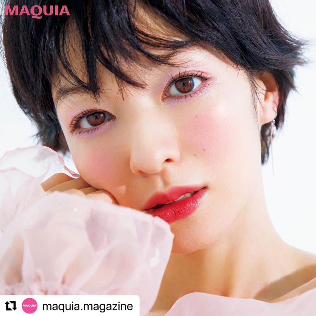 千吉良恵子さんのインスタグラム写真 - (千吉良恵子Instagram)「#Repost @maquia.magazine with @use.repost ・・・ 美容のプロ&マニアに聞く❣️陰影でパーツを際立たせる「しっとりメイク」💄  千吉良恵子の新・うっとり論✨ 「フォギー×透明感でつくる、王道のあどけなFACE」  -USE IT- A：スキンケア成分を約30%も配合し、しっとりなめらかな肌に。アプソリュ エッセンス イン パウダー 01 ￥15400／ランコム B：リングライト級に光を反射し、くすみのないツヤ肌を叶える。アルビオン スタジオ リングライト エフェクター SPF20・PA++ 30ml ￥3850／アルビオン C：コクのあるツヤが肌にフィット。ザ ファンデーション SPF25〜30・PA++〜+++（色によって異なる） 全24色 30g 各￥14300／SUQQU D：シームレスな輝きが肌と同化する。スキン グロウ ブラッシュ 01 ￥3300／スナイデル ビューティ E：大粒のピンク&パープルパールがまぶたのくすみを一掃。ブルームクチュール アイズ　ジュエルドブーケ 02 ￥6380／ジルスチュアート　ビューティ F：肌のpHと水分量に反応し、オリジナルの発色に。ロージー グロウ 001 ￥5940／パルファン・クリスチャン・ディオール G：リップケアとメイク効果をひと塗りで叶える。アフターグロー センシュアルシャイン リップスティック 222 ￥4400／NARS JAPAN  -HOW TO- ■BASEMAKE 肌全体にBをなじませ、Cを顔の内側から外側に向けて伸ばす。Aをパフに含ませたら手の甲で量を調整し、肌に薄いヴェールをかけるように均一に広げる。鼻の付け根と鼻先、頬骨の外側にDのハイライトをオン。 ■EYE アイホールにEaを広げたら、二重幅にEbをのせて目尻側1/3にEcを重ねる。下まぶたのキワにEaを伸ばしたら、目尻側1/3にEd、Ecの順に重ねる。 ■CHEEK Fをブラシに含ませたら、頬の中央に縦長の楕円を描くように大きく広げる。 ■LIP Gをブラシに取り、唇の内側から外側に向けて塗ったら一度ティッシュオフを。さらに唇の中央にポンポンと直塗りし、指でムラをなじませる。  🙋‍♀️「もっと詳しく知りたい!!」という方はMAQUIA11月号＆マキアオンラインをチェックしてみて💡  #千吉良恵子 #ランコム #アルビオン #SUQQU #スナイデル #ジルスチュアート #ディオール #NARS #コスメ #新作コスメ #マキア #maquia   📚MAQUIA11月号「人気アーティストの「うっとり」メイク」より」10月26日 12時40分 - chigirakeiko