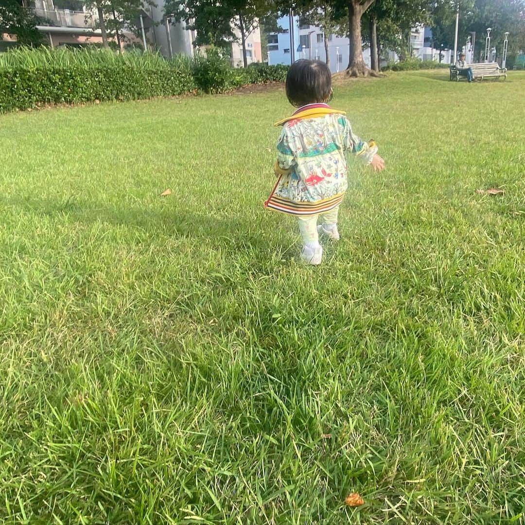 なだぎ武さんのインスタグラム写真 - (なだぎ武Instagram)「お子、大地に立つ  靴を履いて、まだおぼつかないですが歩く事ができるようになってきた👟 ☺️☺️」10月26日 12時41分 - nadagigigi