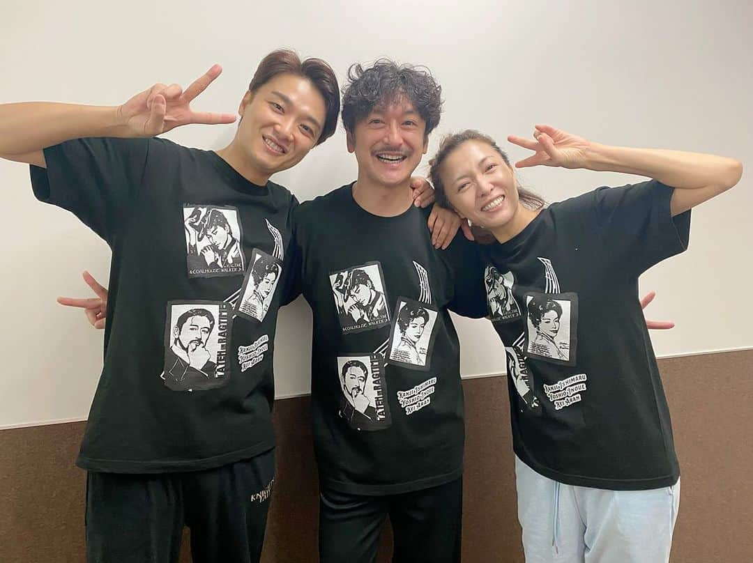 安蘭けいのインスタグラム：「思い出写真館part1 『ラグタイム』より 幹二さんが作ってくれたTシャツを着て、どうしても3人で撮りたくて。そうするとすっぴんピン子ちゃんの時しかタイミングが合わなくて😅指でおっきくしないで遠目で見てね〜💦  みんな元気してるかな〜☺️  #切り絵デザイン #石丸幹二 さん #ありがとうございました😊  #井上芳雄 くん #ラグタイム #みんな元気かーい」