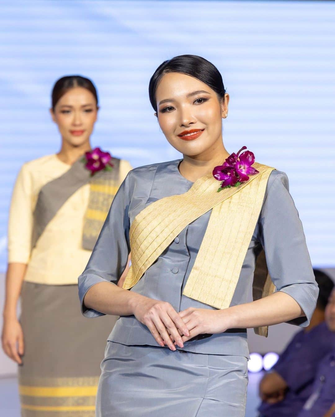 タイ航空さんのインスタグラム写真 - (タイ航空Instagram)「🌟 Introducing THAI's sustainable chic! 🌿✨ Our new Thai Ruean Ton uniform, woven with recycled materials and Thai silk, embodies grace and eco-conscious style. Get ready to see our flight attendants soar in this stunning attire from 1st January 2024! ✈️   #THAIAirways #thairueanton #sustainableelegance #uniform #cabincrew #thaicabincrew #sustainable #thai」10月26日 12時46分 - thaiairways