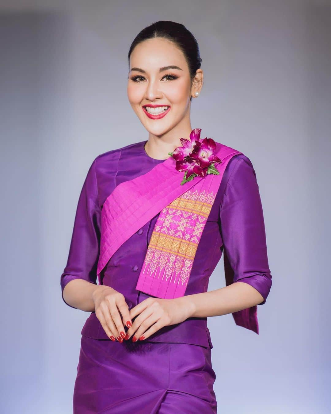 タイ航空さんのインスタグラム写真 - (タイ航空Instagram)「🌟 Introducing THAI's sustainable chic! 🌿✨ Our new Thai Ruean Ton uniform, woven with recycled materials and Thai silk, embodies grace and eco-conscious style. Get ready to see our flight attendants soar in this stunning attire from 1st January 2024! ✈️   #THAIAirways #thairueanton #sustainableelegance #uniform #cabincrew #thaicabincrew #sustainable #thai」10月26日 12時46分 - thaiairways