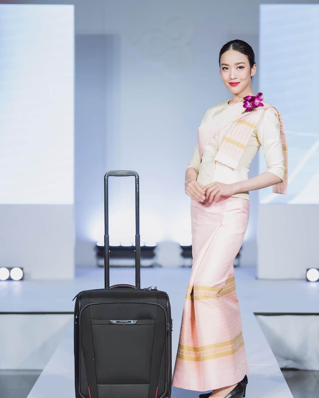 タイ航空さんのインスタグラム写真 - (タイ航空Instagram)「🌟 Introducing THAI's sustainable chic! 🌿✨ Our new Thai Ruean Ton uniform, woven with recycled materials and Thai silk, embodies grace and eco-conscious style. Get ready to see our flight attendants soar in this stunning attire from 1st January 2024! ✈️   #THAIAirways #thairueanton #sustainableelegance #uniform #cabincrew #thaicabincrew #sustainable #thai」10月26日 12時46分 - thaiairways