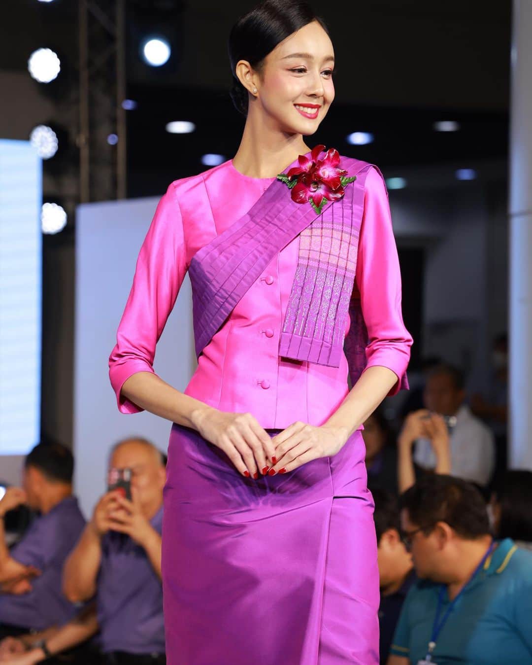 タイ航空さんのインスタグラム写真 - (タイ航空Instagram)「🌟 Introducing THAI's sustainable chic! 🌿✨ Our new Thai Ruean Ton uniform, woven with recycled materials and Thai silk, embodies grace and eco-conscious style. Get ready to see our flight attendants soar in this stunning attire from 1st January 2024! ✈️   #THAIAirways #thairueanton #sustainableelegance #uniform #cabincrew #thaicabincrew #sustainable #thai」10月26日 12時46分 - thaiairways