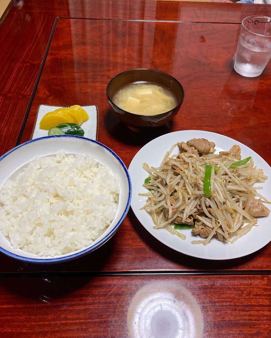 亘健太郎さんのインスタグラム写真 - (亘健太郎Instagram)「飯だ飯だぁ〜‼︎ちゃっちゃっと食っちゃえよぉ〜‼︎とかなんとか言われたり言われなかったり。 #労働男子飯 #channelwatari #アメカジボーイズ  #amecajiboys  #アメカジ  #アメカジ散策  #byボーイズ長  #気になるアイテムあります？ #電気工事士芸人 #建築系バイト芸人 ⁡ 株式会社　キクタ https://www.house-kikuta.co.jp #キクタ #香取市」10月26日 12時46分 - watarikentaro