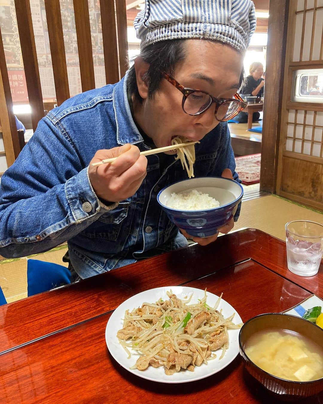 亘健太郎のインスタグラム：「飯だ飯だぁ〜‼︎ちゃっちゃっと食っちゃえよぉ〜‼︎とかなんとか言われたり言われなかったり。 #労働男子飯 #channelwatari #アメカジボーイズ  #amecajiboys  #アメカジ  #アメカジ散策  #byボーイズ長  #気になるアイテムあります？ #電気工事士芸人 #建築系バイト芸人 ⁡ 株式会社　キクタ https://www.house-kikuta.co.jp #キクタ #香取市」