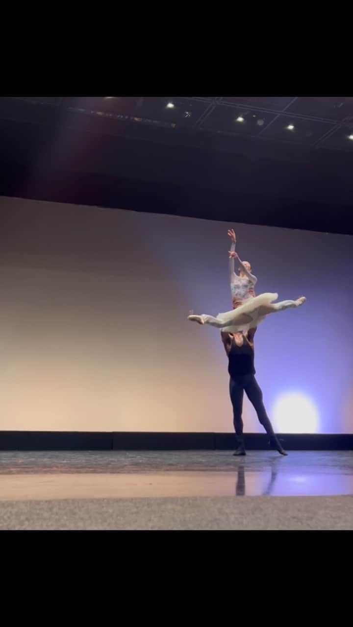 加治屋百合子のインスタグラム：「@houstonballet “Nutcracker” runs November 24 - December 27🎄  🤴🏾 @giancarlo_perez_dancer 💓  ヒューストンバレエの「くるみ割り人形」公演は11月24日から12月27日まで🎄  Leotard／レオタード: @stina_official_  @sayurikubota  Leg warmer／レッグウォーマー: @rubiawear  #ballet #ballerina #dance #dancer #artist #asian #japanese #houstonballet #rehearsal #houston #thankful #バレエ #バレリーナ #ダンス #ダンサー #アーティスト #リハーサル #感謝」