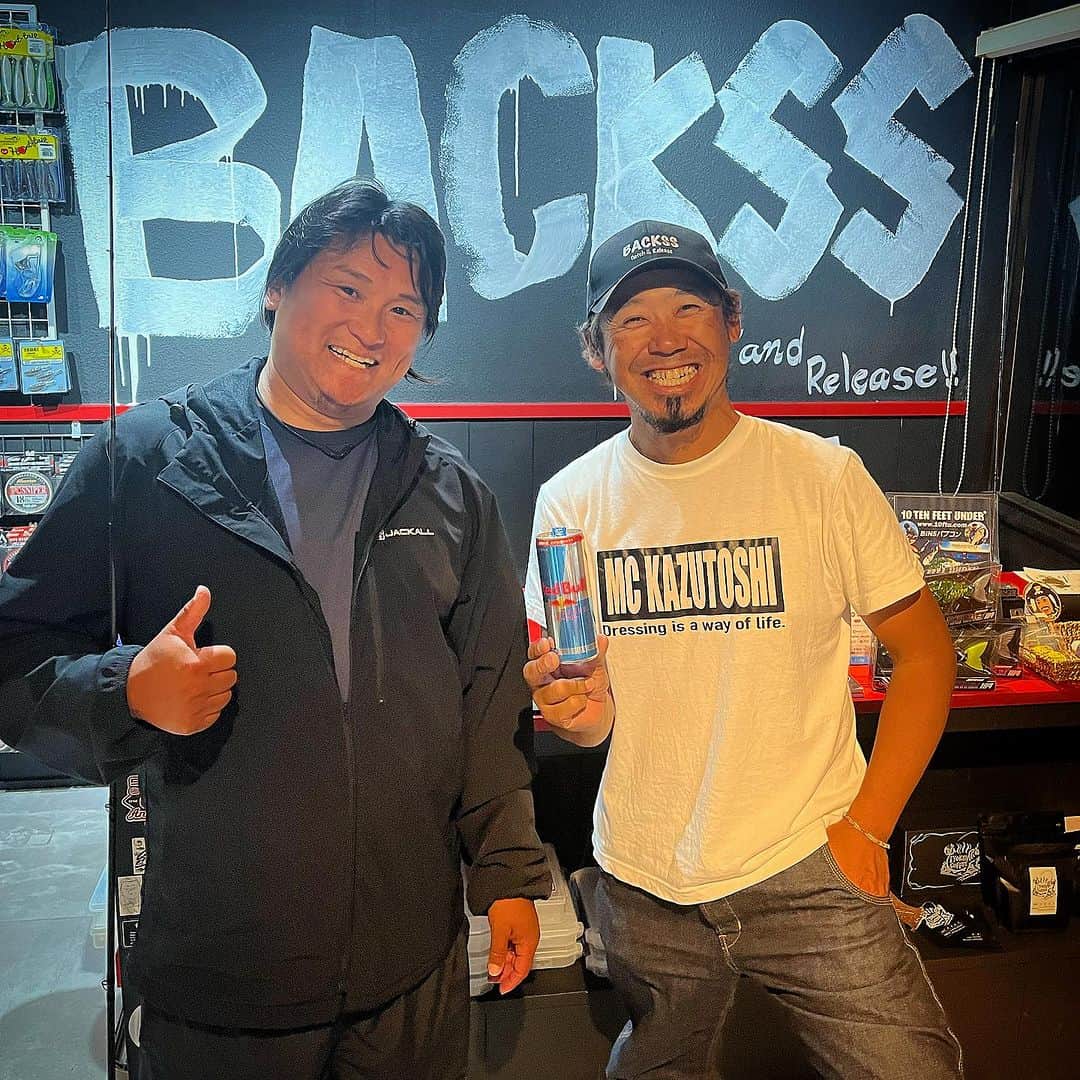 伊豫部健のインスタグラム：「昨日はBACKSSに昔から仲良しな後輩の片岡壮士が来てくれた^ ^ @soshikataoka   差し入れありがとう♬ 色々とバスフィッシングの話しが盛り上がり、しっかり今が見えてる数少ない存在👍  楽しい時間をありがとう♬  でも、来る時は前持って言うてな😂  @ken_iyobe  @10ftu_kiob_smpfishing  @10tenfeetunder_kiob  @se9rets  @backss_lureshop  @zhanna_smpfishing  @ge_one.official  @mazda_jp  @sunline_japan  @gancraft_taka  @b.b.rush  @hayabusa_bass  @zpijapan  #LUCK @irogumi.ceo  @kingwolf.1969  @shimanofishing_jp  @gary_international_kk  @ringstar_1889  @talex_fishing  @sadayoshi_sugiyama  @aroma_coffee_roastery  #ラインアート @kousan_10ftu  @30_taxi  @regar_marine_japan  #iyoken #kiob #Bin5 #イヨケン #伊豫部健 #10ftu  #10tenfeetunder #10ftuスーパーディーラー #セキュレッツ #バックス #イヨケンコーヒー #10ftuチャンネル #イヨケンカレー #片岡壮士」