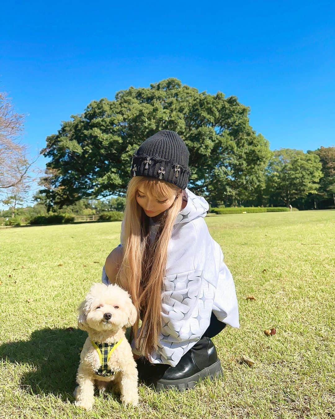 アンジェリカのインスタグラム：「ちょーっお天気だったから☀️🧚🏼♡ 妖精くんとお散歩してきた🎀🩷  写真のときちょーキメてて可愛い😏 と、思ったら あっかんべー👅かまされました。♡ラッキー ┈┈┈┈┈┈┈┈┈┈┈┈┈┈┈┈┈┈┈┈  最近ニット帽ハマってるね🤩 @select_coco8 🎀のだにょ！  #pr」