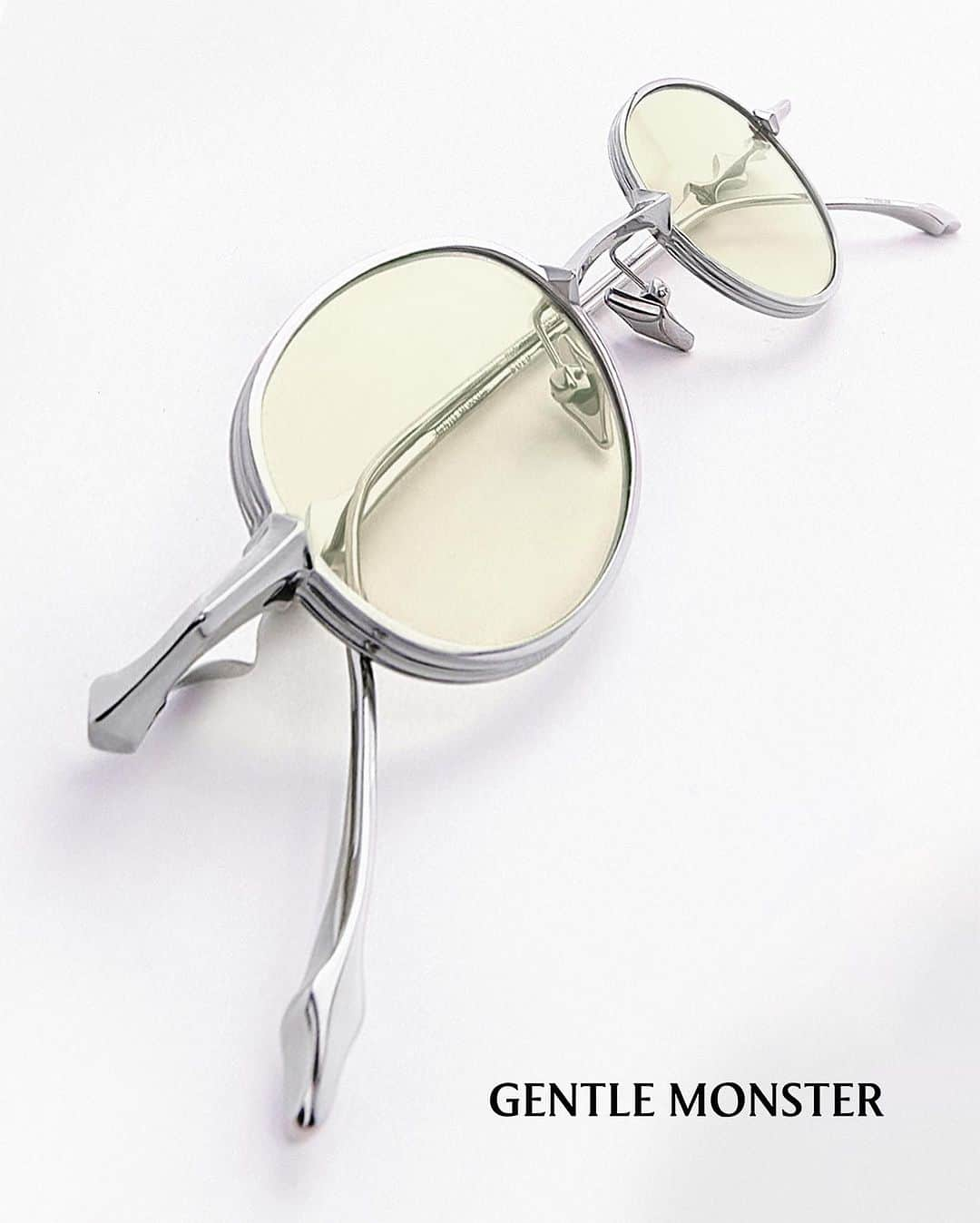 GENTLE MONSTERさんのインスタグラム写真 - (GENTLE MONSTERInstagram)「2024 OPTICAL COLLECTION presents a new direction for optical frames accentuating the audacious and refined metal elements with a variety of tinted lenses.  Launching on November 2  2024 옵티컬 컬렉션은 정교하고 과감한 메탈 심볼 디테일이 돋보이는 템플과 다채로운 컬러의 틴트 렌즈가 어우러져 옵티컬 아이웨어의 새로운 방향성을 제안합니다.  11월 2일 발매  Photography @narangchoi   #GentleMonster #GentleHighSchool #GentleMonsterOptical」10月26日 12時56分 - gentlemonster