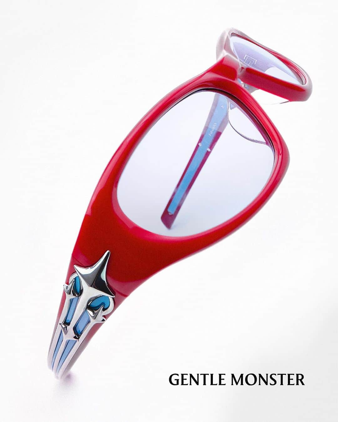 GENTLE MONSTERさんのインスタグラム写真 - (GENTLE MONSTERInstagram)「2024 OPTICAL COLLECTION presents a new direction for optical frames accentuating the audacious and refined metal elements with a variety of tinted lenses.  Launching on November 2  2024 옵티컬 컬렉션은 정교하고 과감한 메탈 심볼 디테일이 돋보이는 템플과 다채로운 컬러의 틴트 렌즈가 어우러져 옵티컬 아이웨어의 새로운 방향성을 제안합니다.  11월 2일 발매  Photography @narangchoi   #GentleMonster #GentleHighSchool #GentleMonsterOptical」10月26日 12時56分 - gentlemonster