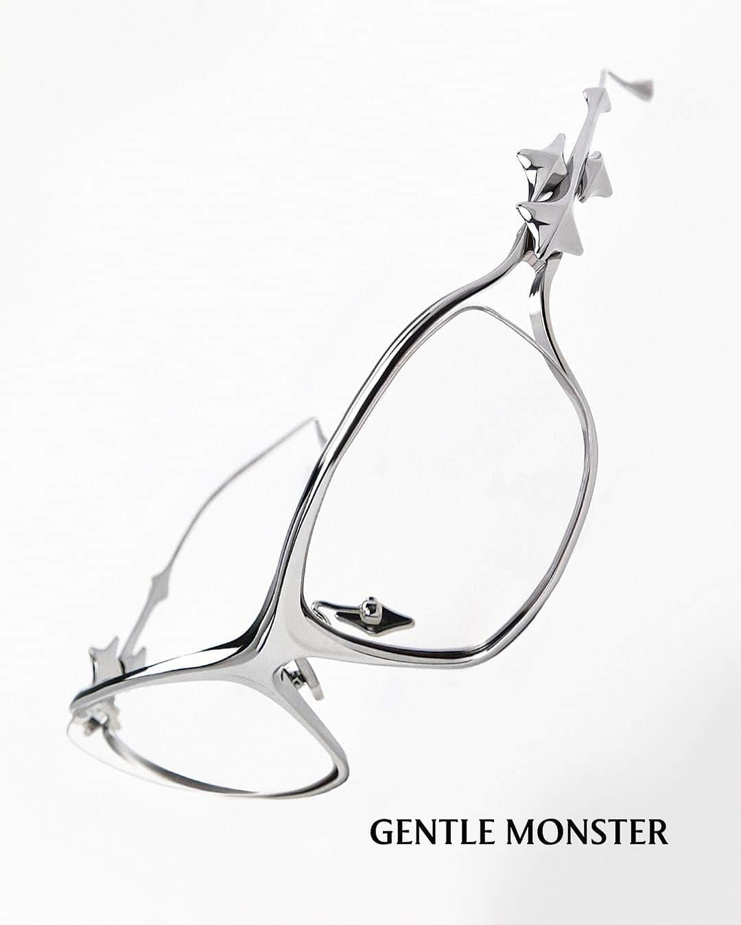 GENTLE MONSTERさんのインスタグラム写真 - (GENTLE MONSTERInstagram)「2024 OPTICAL COLLECTION presents a new direction for optical frames accentuating the audacious and refined metal elements with a variety of tinted lenses.  Launching on November 2  2024 옵티컬 컬렉션은 정교하고 과감한 메탈 심볼 디테일이 돋보이는 템플과 다채로운 컬러의 틴트 렌즈가 어우러져 옵티컬 아이웨어의 새로운 방향성을 제안합니다.  11월 2일 발매  Photography @narangchoi   #GentleMonster #GentleHighSchool #GentleMonsterOptical」10月26日 12時56分 - gentlemonster