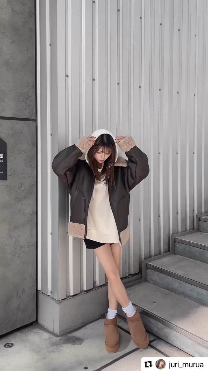 MURUAのインスタグラム：「#Repost @juri_murua with @use.repost ・・・ .  middle mouton jacket × EMU 🧸🤍🤍  ついにこのムートンが入荷〜 みんな何色が好き？？？  今年のクリスマスはこれ着てお出かけしたい🎄  新作アイテムは < @juri_murua > TOPのURLからCHECK🕊️  ・・・ 着用アイテムは商品タグ or TOPのURLからチェック ▶︎▶︎ @murua_by_staff   #murua #murua_snap #ootd #ootdfashion #coordinate #fashion #murua2023aw」