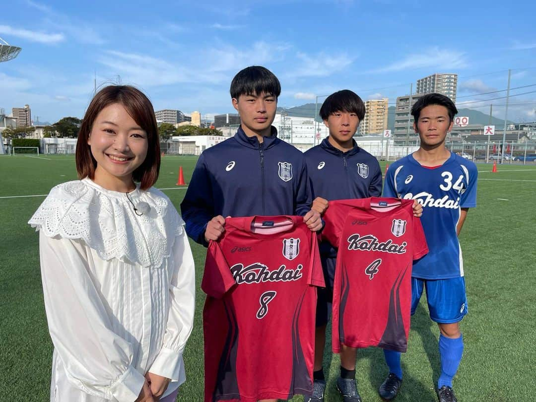 有田優理香さんのインスタグラム写真 - (有田優理香Instagram)「⚽️  高校サッカー盛り上げ企画📣 決勝トーナメント前最後に紹介するのは 初優勝を狙う広島工業大学高校です！  ケガをしプレーできなくてもチームに残り 支える決意をした3年生の思いに迫ります。 インタビューさせていただきありがとうございました🙇‍♀️  取材を重ねるとどのチームもどの選手も それぞれ様々なドラマがあると感じます。 それが3年間の集大成、高校サッカー選手権。 １つでも多くその思いを伝えることで応援できたらと思い、 今年も11月19日の決勝まで取材を続けて参ります！  いよいよ決勝トーナメントは29日(日)から🔥 ぜひご覧ください☺️  #高校サッカー #全力高校サッカー #ともに全力で #広島工業大学高校 #工大高 #広島テレビ #テレビ派 #アナウンサー」10月26日 13時10分 - yurikaa0624