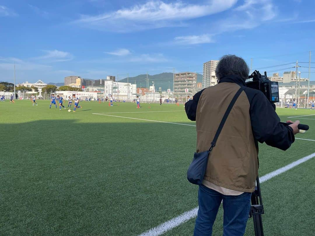 有田優理香さんのインスタグラム写真 - (有田優理香Instagram)「⚽️  高校サッカー盛り上げ企画📣 決勝トーナメント前最後に紹介するのは 初優勝を狙う広島工業大学高校です！  ケガをしプレーできなくてもチームに残り 支える決意をした3年生の思いに迫ります。 インタビューさせていただきありがとうございました🙇‍♀️  取材を重ねるとどのチームもどの選手も それぞれ様々なドラマがあると感じます。 それが3年間の集大成、高校サッカー選手権。 １つでも多くその思いを伝えることで応援できたらと思い、 今年も11月19日の決勝まで取材を続けて参ります！  いよいよ決勝トーナメントは29日(日)から🔥 ぜひご覧ください☺️  #高校サッカー #全力高校サッカー #ともに全力で #広島工業大学高校 #工大高 #広島テレビ #テレビ派 #アナウンサー」10月26日 13時10分 - yurikaa0624