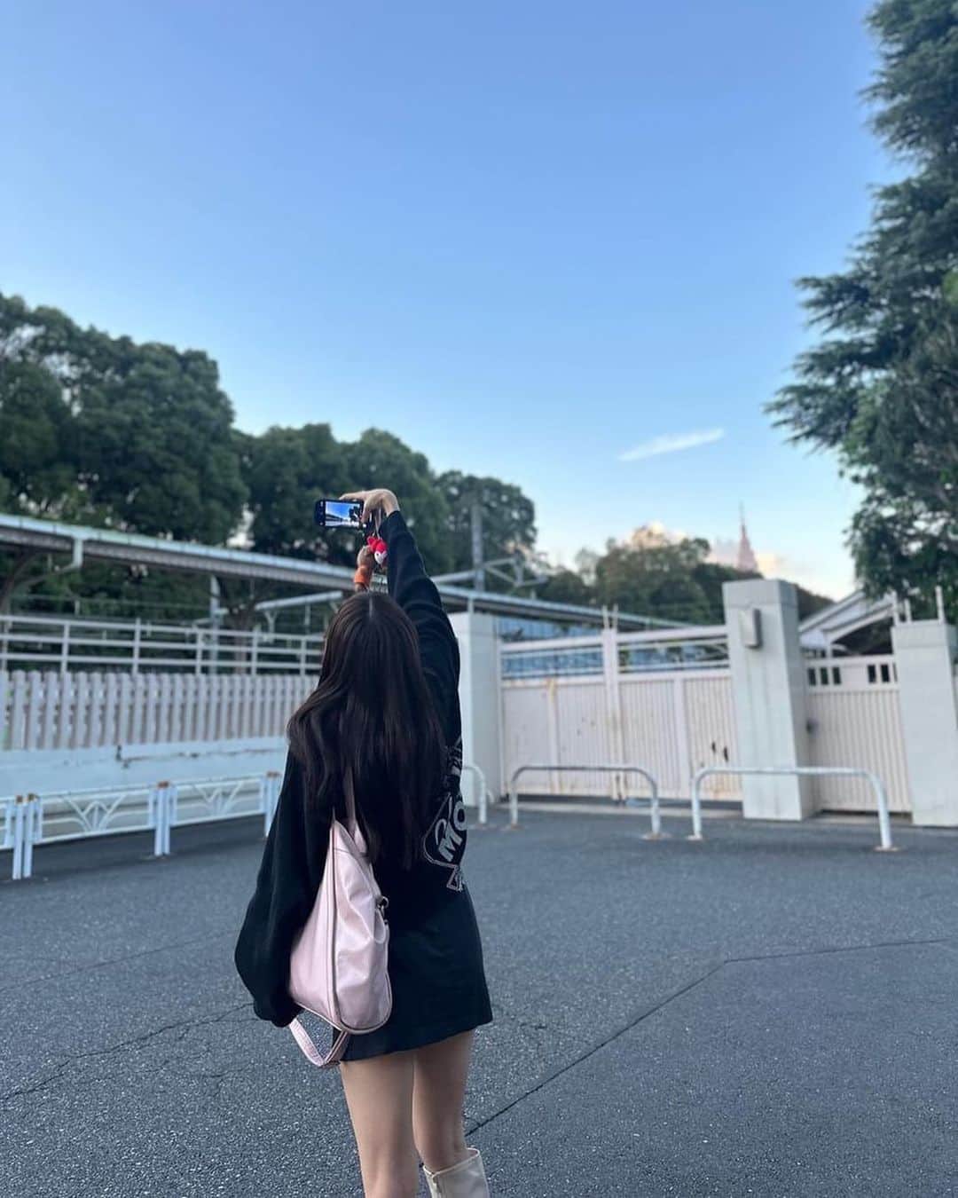 松田美里のインスタグラム：「空が綺麗な日はテンションあがる 可愛いおよふくは @hystericglamour_tokyo」