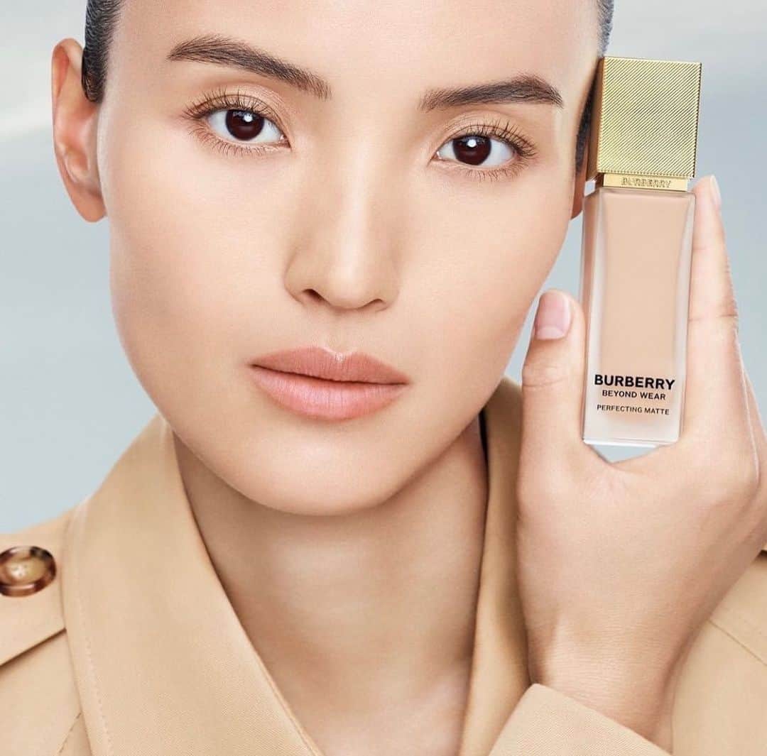 ルピン・ワンさんのインスタグラム写真 - (ルピン・ワンInstagram)「I’m honored to work with Burberry team again ..  @Burberry  Thanks to the team : Creative Director: @marinafco Photographer: @luigiandiango  Stylist: @sashaiharris  Hair : @akkishirakawa  Make up : @isamayaffrench  Nails: @ashlie_johnson  Production : @roscoproduction」10月26日 13時07分 - lupingwong