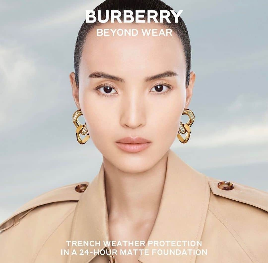 ルピン・ワンのインスタグラム：「I’m honored to work with Burberry team again ..  @Burberry  Thanks to the team : Creative Director: @marinafco Photographer: @luigiandiango  Stylist: @sashaiharris  Hair : @akkishirakawa  Make up : @isamayaffrench  Nails: @ashlie_johnson  Production : @roscoproduction」