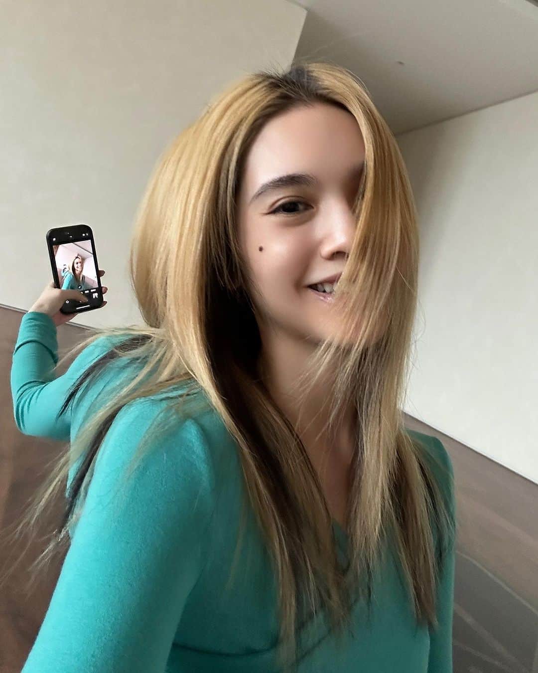 レイニー・ヤンのインスタグラム：「隨著一次次的課程 我找回瑜珈的感覺和節奏了 好開薰❤️‍🔥 其實瑜珈最重要的不是這些看似厲害的體式 事實上 基本的訓練更是有難度 它並不只是在追求這些表象的目標 而是更深層次的探索與自我覺察喔😌 託瑜珈的福 看來週末演唱會的馬甲線又要更清晰了😆  #yogaclass #yogapratice」