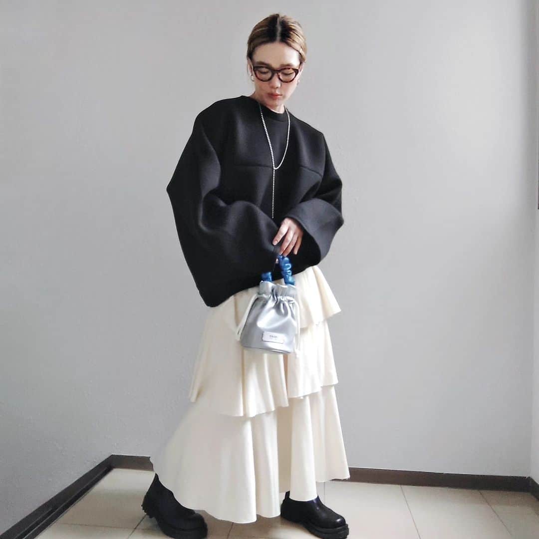 aakoakooのインスタグラム：「. . . モノトーンコーデに @grain_tokyo のお気に入りバッグ . . このブルー×シルバーのコントラストがやっぱり可愛い . . . #巾着バッグ#grain#モノトーン#シンプルコーデ#ブーツ#着回しコーデ」