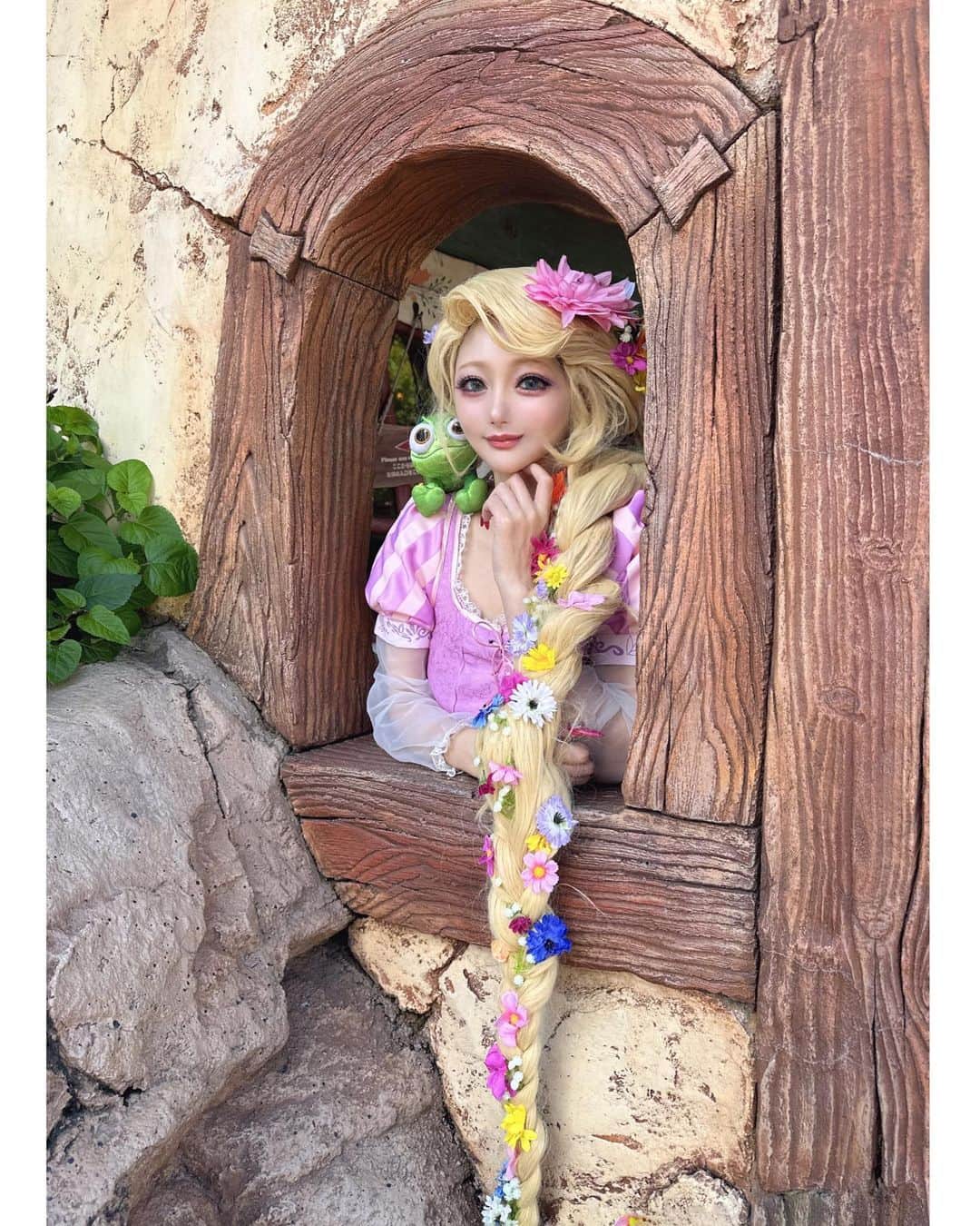 まっぴーのインスタグラム：「ラプンツェル💐🏵️🌷🌼🪷  地面まで着いちゃう長さのウィッグ😵‍💫重かったぁ🤣💦 大変やったけど写真どれも可愛いすぎて早く載せたいな🦎💕💕写真たまっとる🤷‍♀️😮  #Dハロ #ラプンツェル #コスプレ #cosplay」