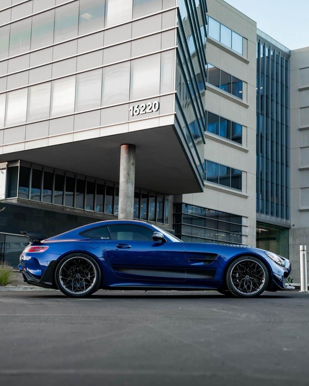 CARLiFESTYLEさんのインスタグラム写真 - (CARLiFESTYLEInstagram)「Mercedes AMG GT R Pro on @mvforged wheels #carlifestyle #amggtr #mercedesamg」10月26日 13時17分 - carlifestyle