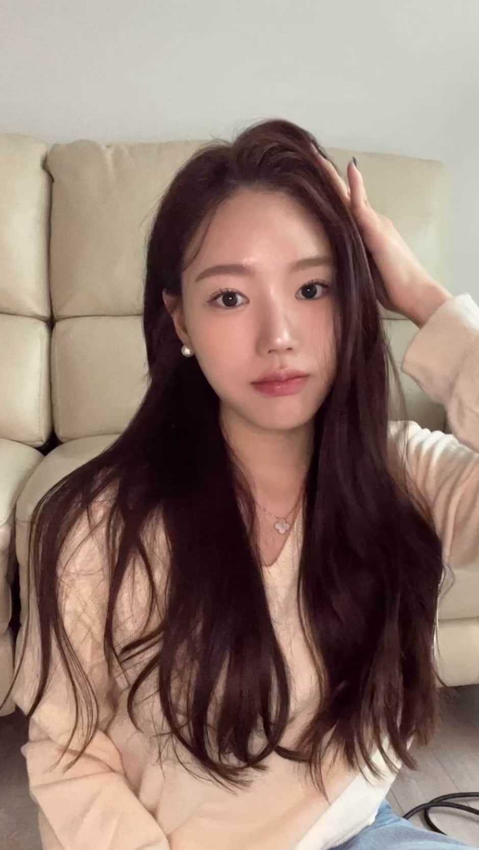 のインスタグラム：「볼륨 없으면 진짜 사람이 없어 보이는 그게 바로 저예요! 파워직모+긴머리라 뿌리 볼륨 살리기 너무 힘든데 휴브론 만난 뒤로는 빵빵한 뿌리로!」