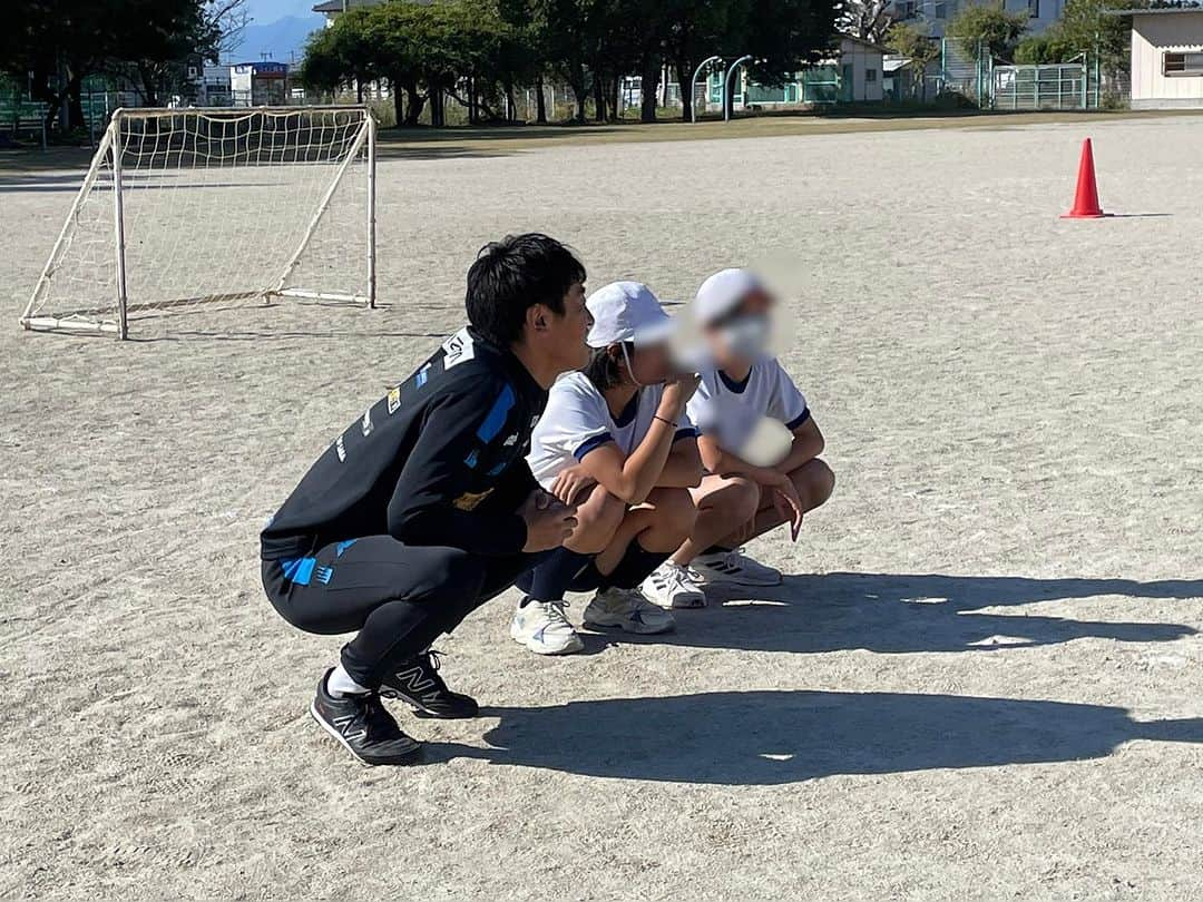 高橋義希さんのインスタグラム写真 - (高橋義希Instagram)「サガン鳥栖巡回サッカー教室in佐賀市立東与賀小学校  ふちコーチとヨシキ先生で今日はサッカー教室   サッカーを通してスポーツに親しむ子どもたちを増やしたい。 スポーツを通じて友だちの大切さを感じられる子どもたちを増やしたい。  スポーツや体を動かすことが好きな子どもたちを増やしたい。  #佐賀市 #東与賀小学校 #サガン鳥栖 #サガンリレーションズオフィサー」10月26日 13時21分 - yoshikitakahashi14