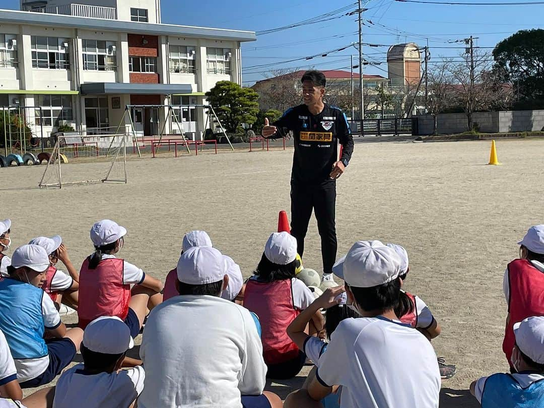 高橋義希さんのインスタグラム写真 - (高橋義希Instagram)「サガン鳥栖巡回サッカー教室in佐賀市立東与賀小学校  ふちコーチとヨシキ先生で今日はサッカー教室   サッカーを通してスポーツに親しむ子どもたちを増やしたい。 スポーツを通じて友だちの大切さを感じられる子どもたちを増やしたい。  スポーツや体を動かすことが好きな子どもたちを増やしたい。  #佐賀市 #東与賀小学校 #サガン鳥栖 #サガンリレーションズオフィサー」10月26日 13時21分 - yoshikitakahashi14