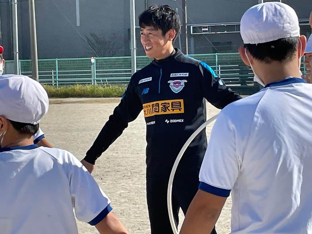 高橋義希さんのインスタグラム写真 - (高橋義希Instagram)「サガン鳥栖巡回サッカー教室in佐賀市立東与賀小学校  ふちコーチとヨシキ先生で今日はサッカー教室   サッカーを通してスポーツに親しむ子どもたちを増やしたい。 スポーツを通じて友だちの大切さを感じられる子どもたちを増やしたい。  スポーツや体を動かすことが好きな子どもたちを増やしたい。  #佐賀市 #東与賀小学校 #サガン鳥栖 #サガンリレーションズオフィサー」10月26日 13時21分 - yoshikitakahashi14