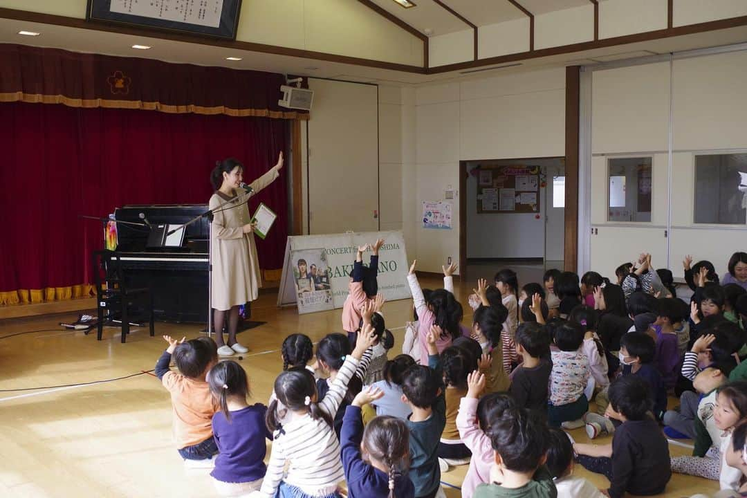 南壽あさ子さんのインスタグラム写真 - (南壽あさ子Instagram)「山形2日目です🙌 本日一校目ははやま認定こども園さんにお邪魔しました。  南壽さんによる被爆ピアノでの弾き語りや、絵本『ねずみくんのチョッキ』の読み聞かせも🎹📖 『ちいさなラズベリー』にあわせて子どもたちがいっしょに歌ったり、オリジナルの振り付けで踊ったり…感激です！😭  子どもからも大人気の南壽さんでした🥳🌟  はやま認定こども園のみなさん、ありがとうございました🌷  STAFF」10月26日 13時22分 - nasuasaco