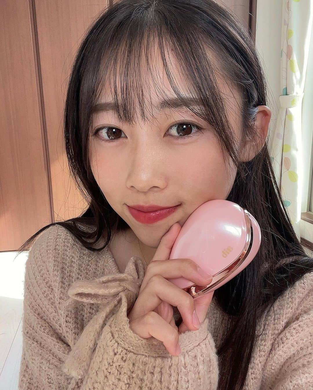 佐藤逸香のインスタグラム：「ピンクリボンコンテスト🎀  今回ご紹介するのはaibの「Tulipa」🎀  ”可愛らしく”をモットーにした女性による女性のための画期的なセルフプレジャーアイテム『Tulipa』 商品名の由来になっているのはチューリップ🌷 花言葉は「思いやり」「博愛」 とっても素敵でなんだから心がほっこり☺️  色も形も可愛くて、部屋に置いてもインテリアみたいで映えるね🫶  Amazonや楽天でも購入可能になりました👏  @aib.selfcare @narrow_official  #ピンクリボンコンテスト2023 #ピンクリボン運動 #aib #アイブ #チュリパ #フェムケア」