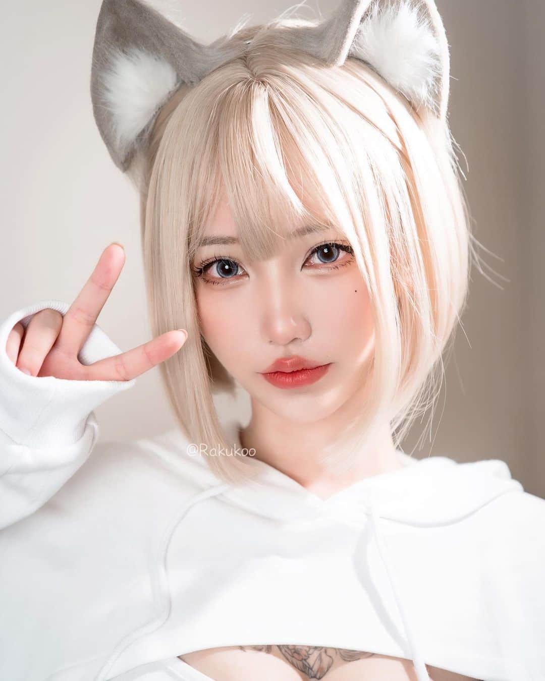 犬神洛洛子さんのインスタグラム写真 - (犬神洛洛子Instagram)「ragdoll cat girl🐱  #cosplay #catgirl #nekogirl #shorthair #blondehair #コスプレ #猫耳」10月26日 13時34分 - rakukoo