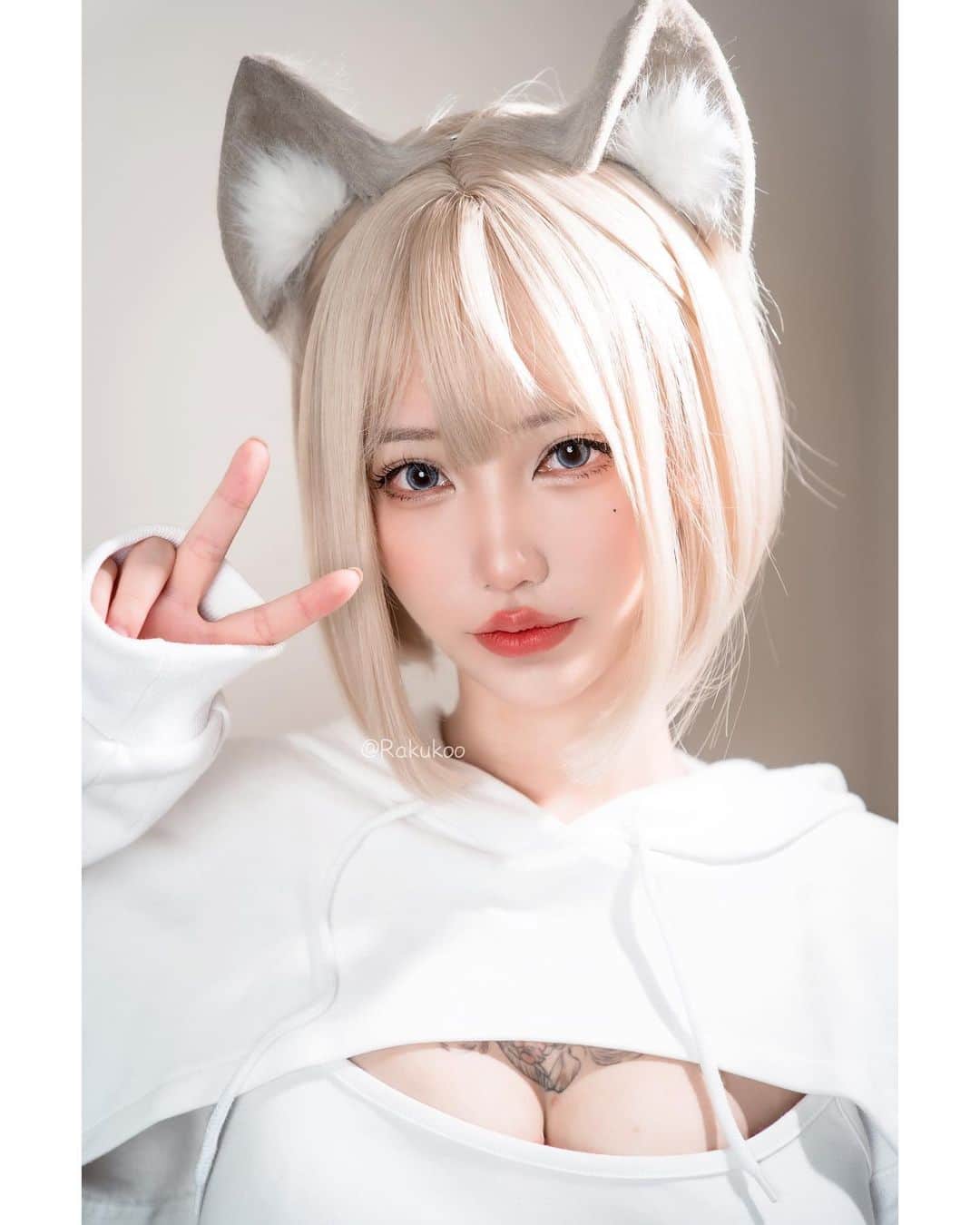 犬神洛洛子さんのインスタグラム写真 - (犬神洛洛子Instagram)「ragdoll cat girl🐱  #cosplay #catgirl #nekogirl #shorthair #blondehair #コスプレ #猫耳」10月26日 13時34分 - rakukoo