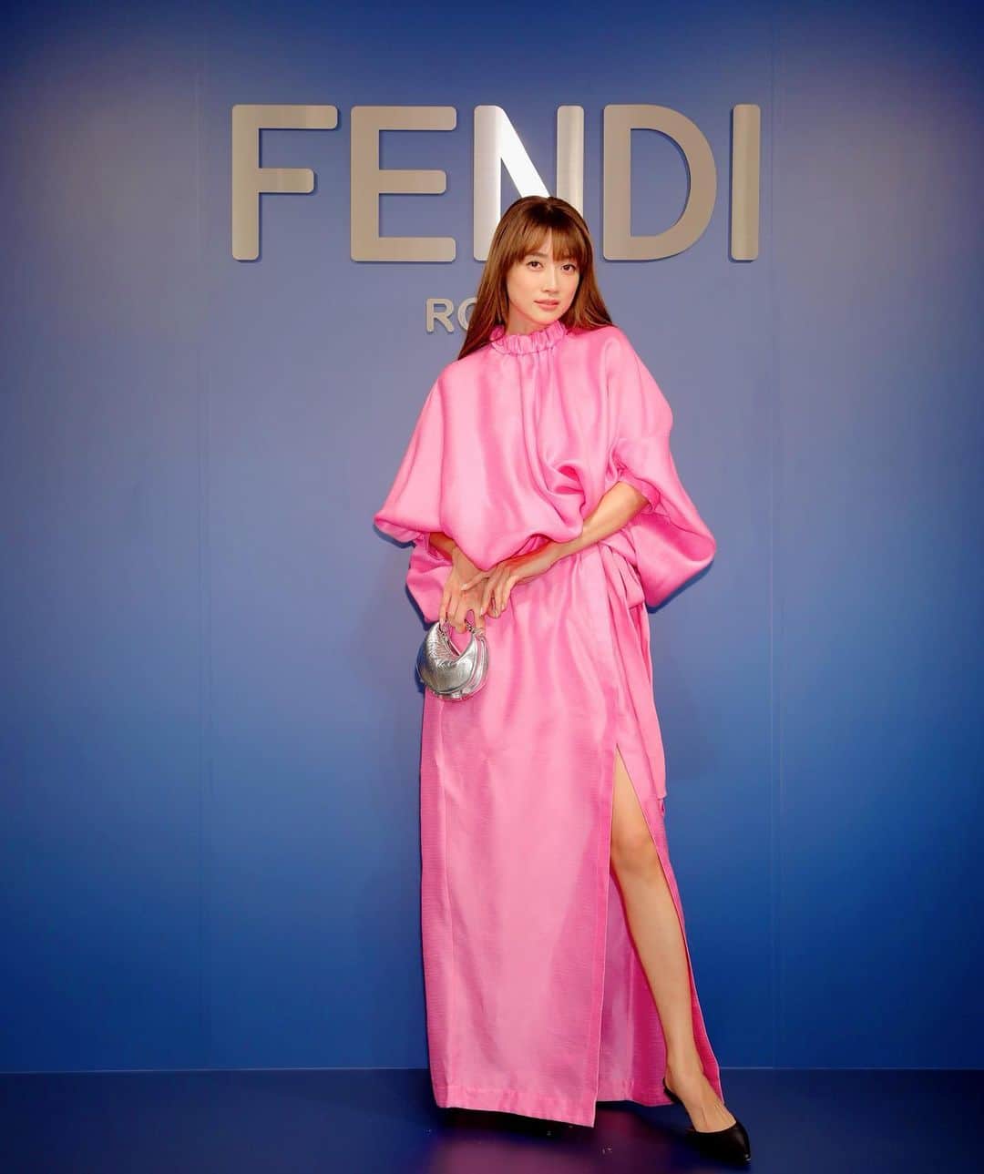 のインスタグラム：「FENDI WINTER 2023 COLLECTIONにお邪魔してきました🩷🩷🩷  Stefano Pilati × Kim Jonesの特別なコレクション🖤 凄く素敵で気になるアイテムがたくさんありました🫠✨  @FENDI  #FENDI #FendiWinter #PR」