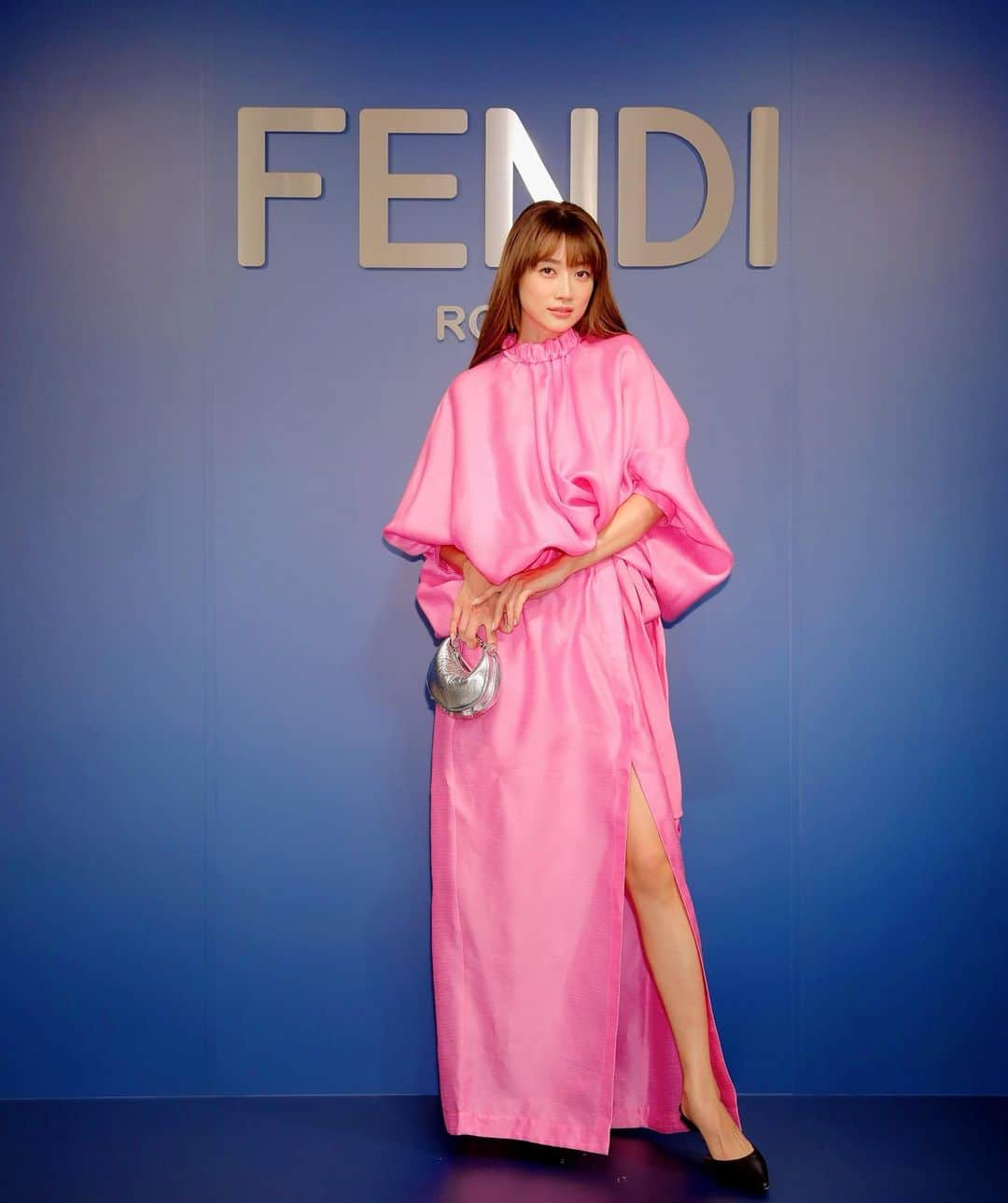 ヨンアのインスタグラム：「FENDI WINTER 2023 COLLECTIONにお邪魔してきました🩷🩷🩷  Stefano Pilati × Kim Jonesの特別なコレクション🖤 凄く素敵で気になるアイテムがたくさんありました🫠✨  @FENDI  #FENDI #FendiWinter #PR」