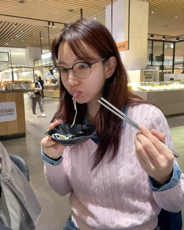 ジョンアのインスタグラム：「오랜만에 샤브샤브 너무 맛있다아아💕 이렇게 신나했을줄이야...😅 오늘은 울실장님이랑 백화점서 밥먹구 회의도 요기서하면서 기분내기😁」