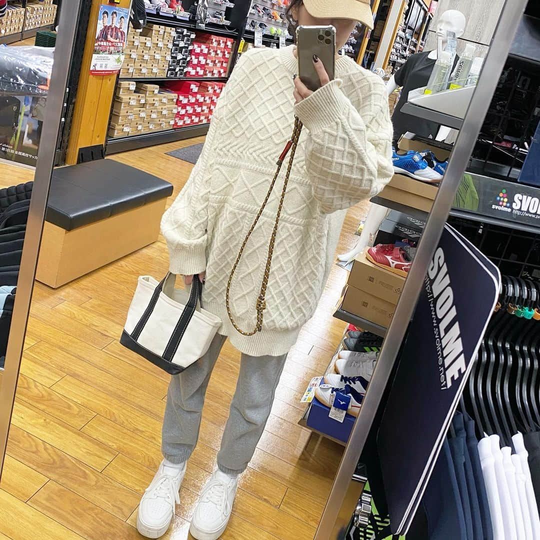 aya*のインスタグラム：「🩶 ・ 楽ちんで ついついスウェットパンツばかり 穿いてしまう日々☺︎ もっと寒くなった日用に UNIQLOのボアのも欲しい🐑♡ ・ ・ #coordinate #コーディネート #コーデ #今日の服 #シンプルコーデ #プチプラコーデ #ママコーデ #着回しコーデ #シンプル #プチプラ #ママ #着回し #韓国ファッション #gu #llbean #gap #forksy #フォルクシー」