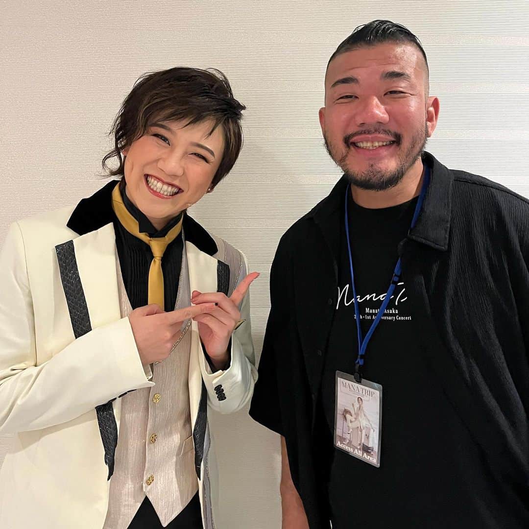 風馬翔のインスタグラム：「. SHUN先生！！ @omura_shunsuke_shun   今回振付助手としても打ち合わせ段階から沢山立ち合わせて頂き、SHUN先生の創られる過程を近くで拝見し、稽古場でずうっと感激していました…！ コンサート全曲の物凄い物量を毎日物凄いスピードで振付し、なおかつ場面によってテイストが全然違って　時にはThe theater！時にはビヨンセ！！ドラキュラになったりスパニッシュの血が流れたり超ロマンチックデュエットだったり、芝居心と遊び心がたっぷりで、最後のソーランは漁師顔負けのお腰の入り方で振付カッコ良すぎて、ずっとカッコイイ💥を連呼してました🇯🇵🌊#ちゃんと振付受けなさい 特に　黒い瞳　とまあさまが大変身される　Dazzling ma-chan  #配信カットされてて口惜しい！　とソーランが大好きでしたが本当に全部素晴らしかったです…  私自身、キャストとスタッフを兼任するのが初めてで　しかも久しぶりの男役で出来ない事が沢山で　稽古の最初頭がこんがらがってパンクしてましたら、一番大変でお忙しい最中のシュン先生が気遣って声掛けて下さったり…メンバーがふざけたりしてる様子終始動画撮って下さったり、稽古場でも舞台でも見守り続けて下さり…もう感謝と尊敬しかありません。本当にありがとうございました😭😭🙏🏻  一緒にお写真撮れませんでしたが、演出の野口先生。音楽の青木先生。お衣装の加藤先生。照明の勝柴先生。スタッフの方々ほんと皆々様なのですが… 今回、宝塚歌劇の先生方が殆どで　改めて　宝塚ってすごいって　キャストの立場からも感じさせて頂きました。 なにを今更と思うかも知れないけど、そりゃプロフェッショナルな方々は多方面に沢山いらっしゃり、出会い、お仕事ご一緒する度にいつも感銘を受けてるんですが、 宝塚のスタッフの先生方って何というか…家族なんです。 野口先生がまあさまの軌跡を一つ一つ大切に紡ぎ、出演者一人一人を輝かせる様に構成演出して下さったり、私は元々声を出す事に対してネックがあるのですが(特に男役みたいに低いキーの歌)青木先生が下級生の時から私の声をご存知なのでTop hatのソロ部分、高めのキーでオシャレすぎるメロディラインを作曲して下さったり#お陰様でTophat大好きの気持ちだけで歌わせて頂けました#アーヴィングバーリンと青木朝子先生の魔法🪄 加藤先生が紫のはっぴ、一つ一つ手描きで製作して下さったり…それも紫のはっぴなんです。紫は宙組カラー。その想いと愛を羽織って踊れた幸せは言葉にできません。 そして羽山先生の魂も。舞台袖から確実に感じました…まあさまのショパンのソロダンス　本当に美しかった、素晴らしかったです泣  宝塚は　生徒も　スタッフの先生方も　こうして卒業したOGの私達も含めて　おっきな家族なんだなあって🌳 客席でステージの最後の瞬間まで見守り続けて下さった先生方の温かさを感じ、そんなことを改めて感じました。  #感謝#シュンさんとのほかほか写真を添えて #こんな長文を最後まで読んでくださった方もありがとうございます」